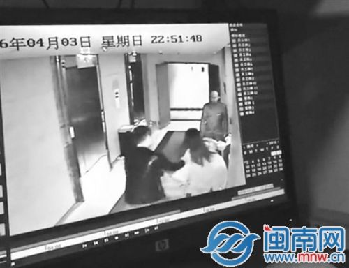 女子被黑衣男子强行拖拽后，大声喊叫，引来一名酒店工作人员，但以为是小两口吵架