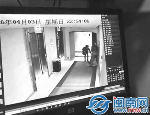 男子试图将女子拖至楼梯间，被一名女房客阻止