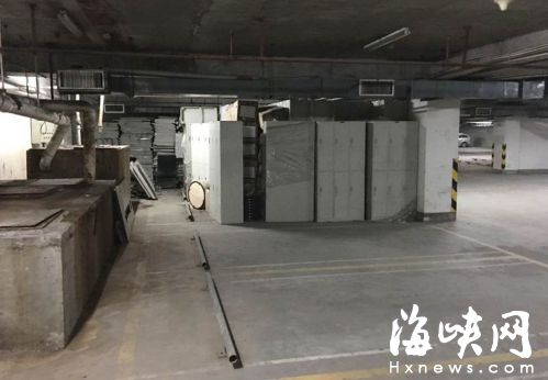 东街口一商场地下车库，被改成仓库，堆满货物