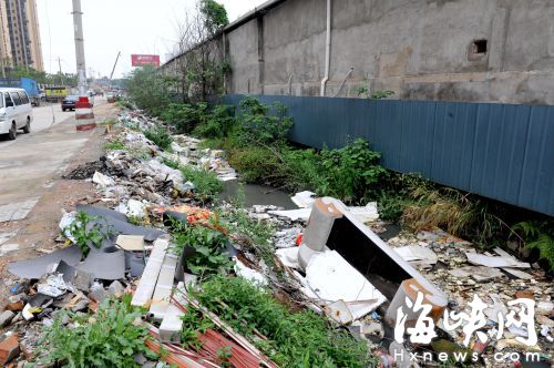 垃圾堵塞竹屿河河道，致化工路一带排水不畅