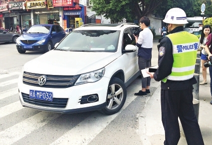 民警对停在斑马线上的小车进行了处罚