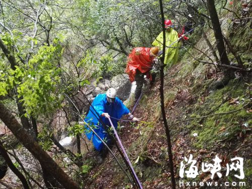 山高林密，地形复杂，救援人员借助绳索进山搜救 省登山协会山地救援队供图