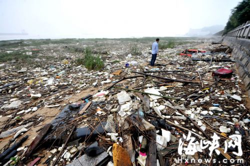 大量垃圾紧挨小区，每到夏季恶臭扰民